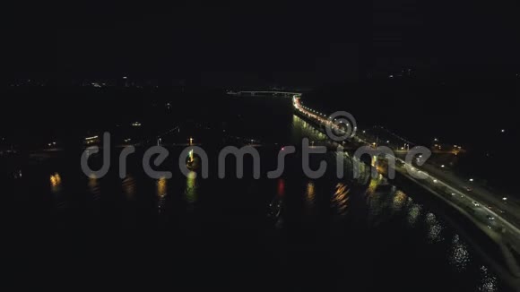从无人驾驶飞机上可以看到空中景色可以看到有桥和汽车的夜间长廊视频的预览图