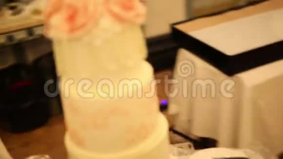 婚礼传统婚礼蛋糕新娘和GR的切割视频的预览图