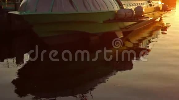 日落倾斜码头的水翼艇视频的预览图