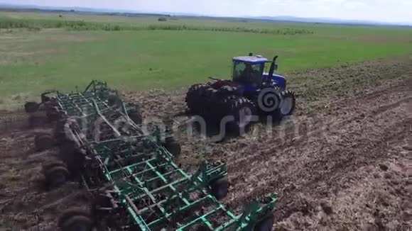 农业拖拉机在播种前耕田视频的预览图