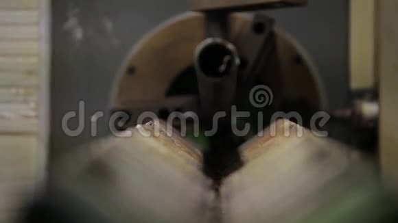 切割金属管的机械机器视频的预览图