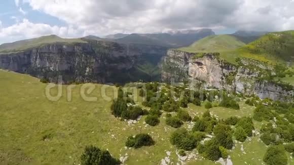 西班牙国家Ordesa和MontePerdido岛Anisclo峡谷空中镜头视频的预览图