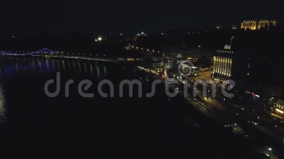 从Drone的空中俯瞰带桥梁和汽车的夜间长廊的俯视图视频的预览图