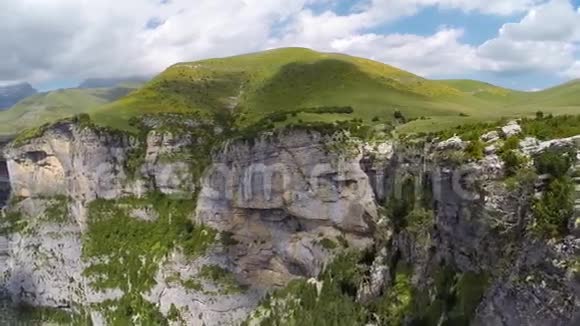 西班牙国家Ordesa和MontePerdido岛Anisclo峡谷空中镜头视频的预览图
