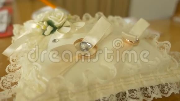 在花边的垫子上躺着戒指新娘和新郎的视频视频的预览图