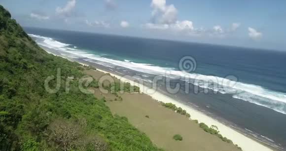 巴厘岛美丽的尼阳尼扬海滩的鸟瞰图视频的预览图