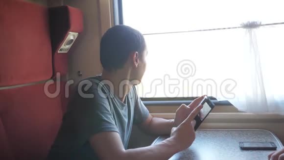 通过社交媒体的图片男人在火车上放松听音乐和微笑的生活方式慢慢慢慢视频的预览图