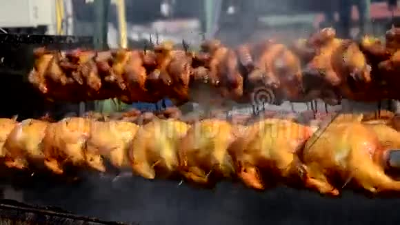 街头美食烤鸡视频的预览图