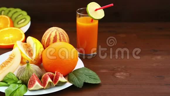 素食白色盘子上有越南甜瓜果汁无花果橘子菠萝视频的预览图