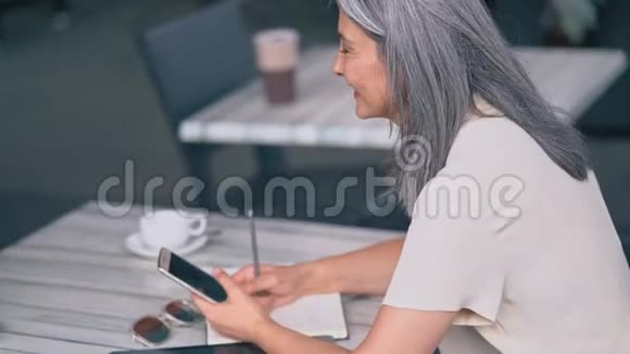 女人坐在办公桌前视频的预览图