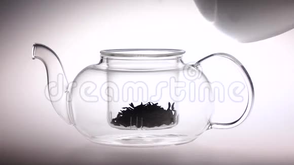 将沸水倒入装有茶叶的玻璃茶壶中视频的预览图
