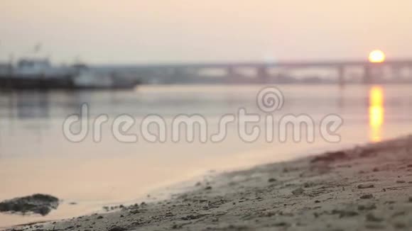 接近运动员在日落时在海滩上慢动作奔跑1920x1080视频的预览图