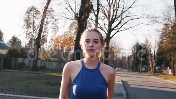 运动的女人在公园的混凝土跑道上缓慢地跑着健康健身理念视频的预览图