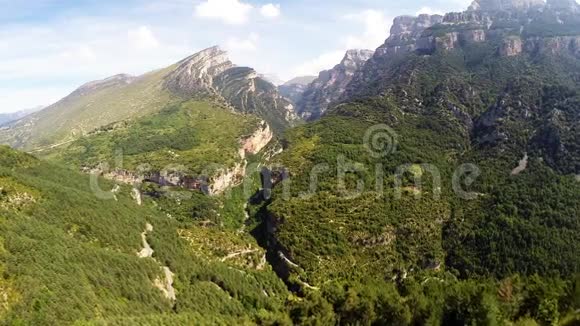 西班牙国家Ordesa和MontePerdido岛Anisclo峡谷空中镜头视频的预览图