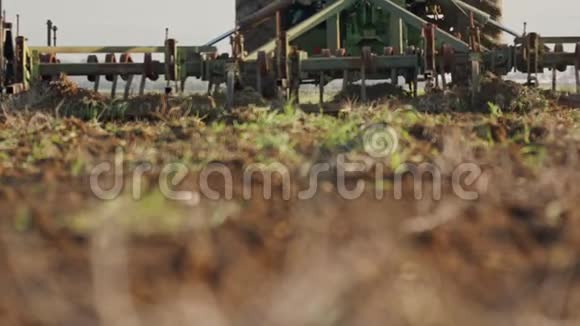 拖拉机在慢运动中培育绿色的田野视频的预览图