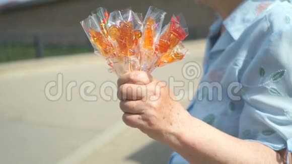 卖自制棒棒糖的成年女人视频的预览图