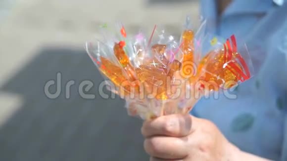 卖自制棒棒糖的成年女人视频的预览图