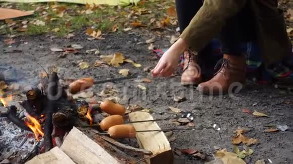 秋天森林里野餐的女孩视频的预览图