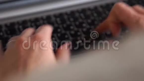 写在笔记本电脑上女手视频的预览图