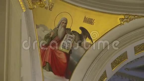 在教堂寺庙的逾越节举行宗教东正教礼拜神圣的牧师仪式建筑中的经典人物装饰视频的预览图