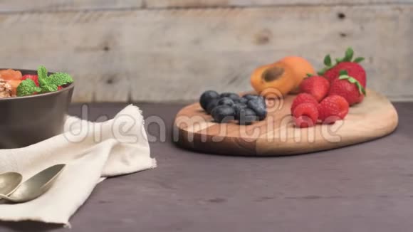 加烤麦片和浆果的酸奶视频的预览图