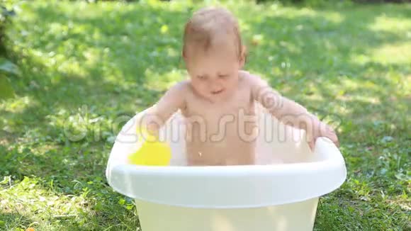宝贝在户外洗澡很有趣视频的预览图
