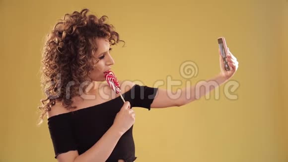 女人在拍照和拍照视频的预览图