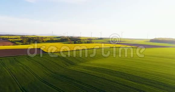 用风力涡轮机和农业田俯瞰夏季乡村视频的预览图