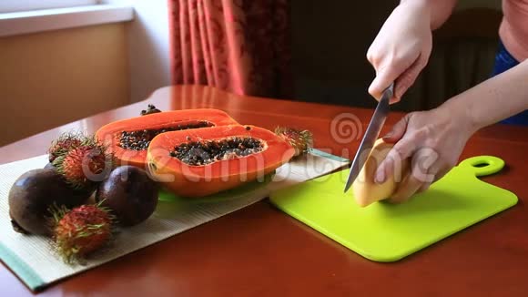餐桌上的异国热带水果泰国水果木瓜水果切成两半特写视频的预览图