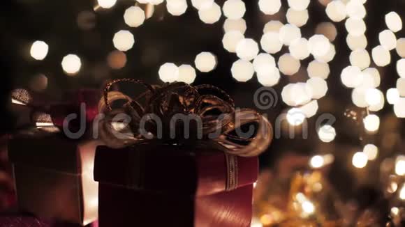 红色圣诞礼品盒背景有灯光视频的预览图
