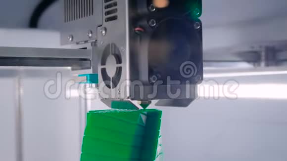 自动3d打印机打印塑料模型的过程视频的预览图