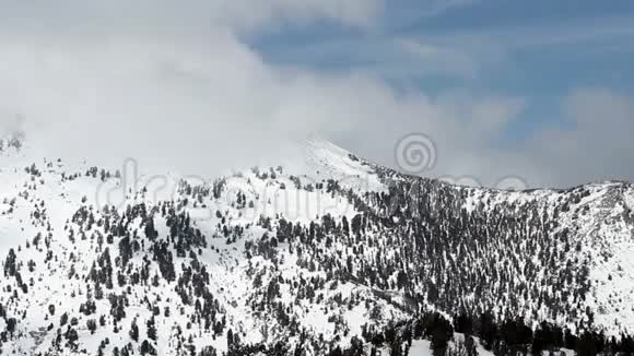 飞越白雪覆盖的内华达山的云视频的预览图
