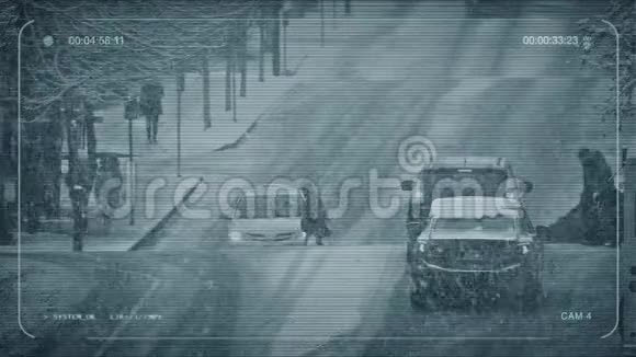 中央电视台人员在大雪中穿越繁忙的道路视频的预览图