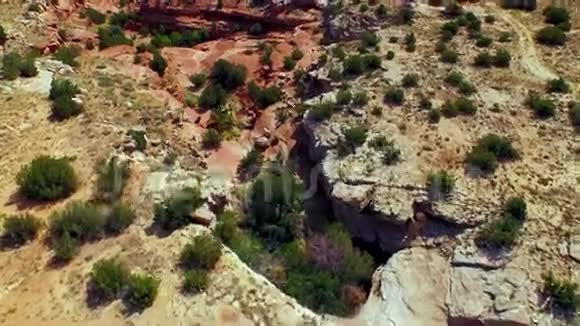 鸟瞰美国本土岩石景观视频的预览图