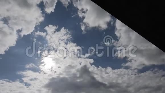 在晴朗的天空中乌云密布视频的预览图
