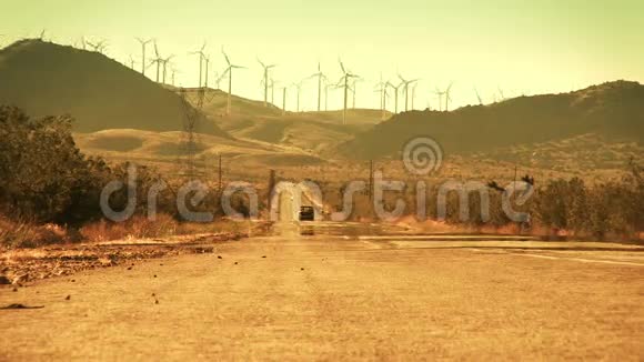 从风力农场驶往沙漠公路的卡车视频的预览图
