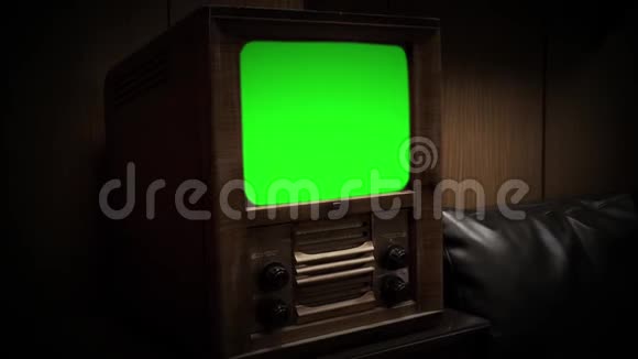 老式电视与绿色屏幕塞皮亚色视频的预览图