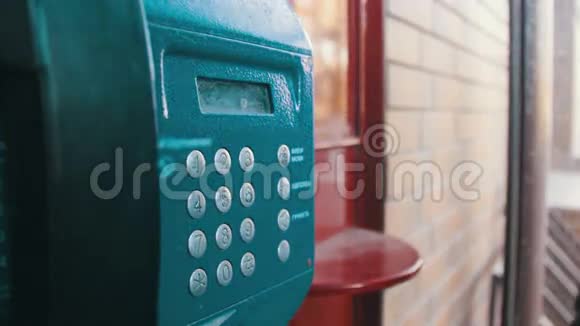 旧的老式的蓝色电话电话亭里有数字按钮视频的预览图