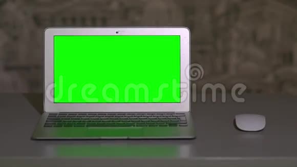 笔记本电脑在桌子上放在鼠标旁边的色度视频的预览图