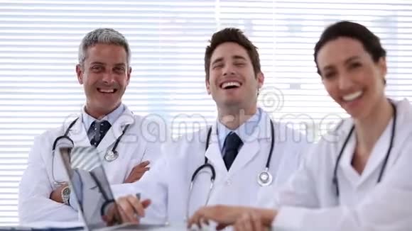 一队医生一起笑视频的预览图