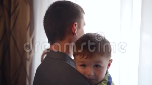 快乐的父亲在房间里牵着儿子视频的预览图