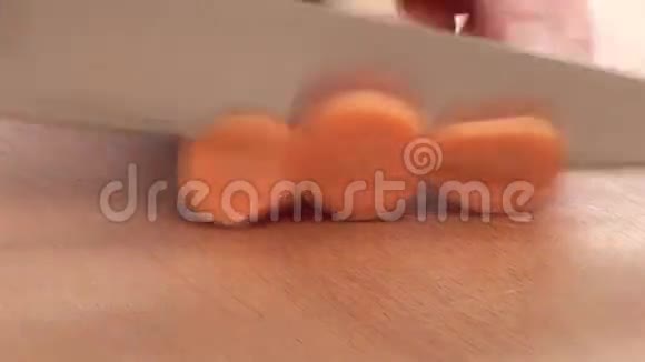 一只被剥去的胡萝卜的足谱视频的预览图