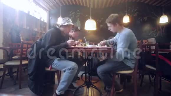 四个年轻人在咖啡馆吃饭时间流逝视频的预览图