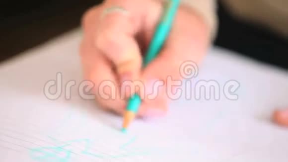 用彩色铅笔把女人的手画上视频的预览图