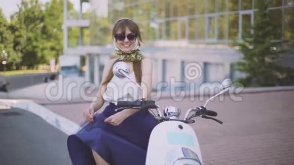街上一个年轻漂亮的带着电动踏板车的女孩子视频的预览图
