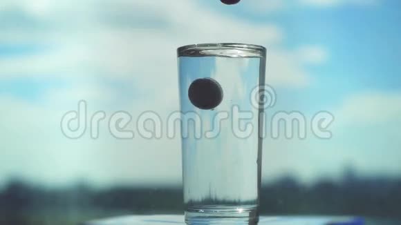 将药丸倒入玻璃杯中用水缓慢地搅拌阿司匹林溅头痛解决模糊的城市背景1920x1080视频的预览图