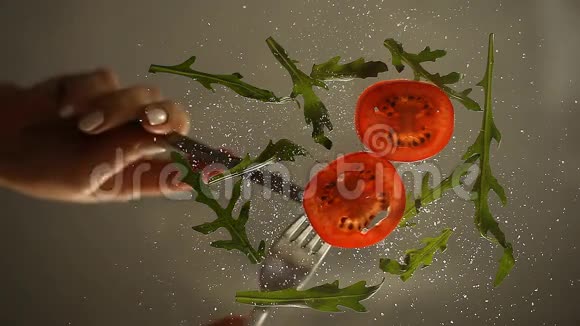 新鲜的番茄沙拉马拉和木拉视频的预览图