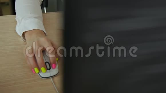 女孩在电脑工作视频的预览图
