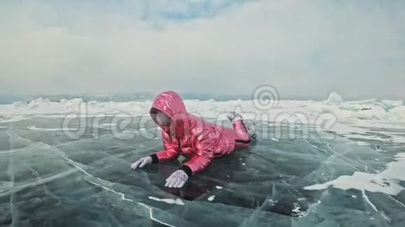女孩走在冰封的贝加尔湖上女旅行者探索和看一个浮冰它很神奇视频的预览图