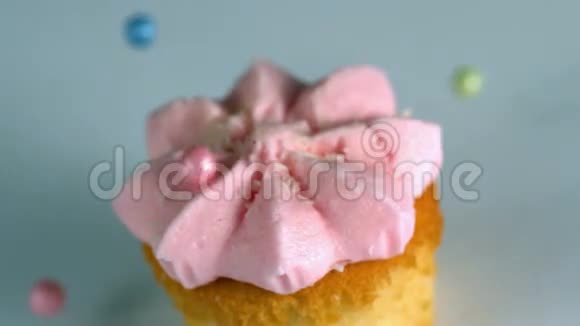 糖球落在蛋糕上上面有粉红色的糖霜视频的预览图